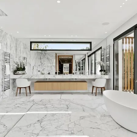 Contemporary With Luxurious Facilities 6 Bdr Holiday home *