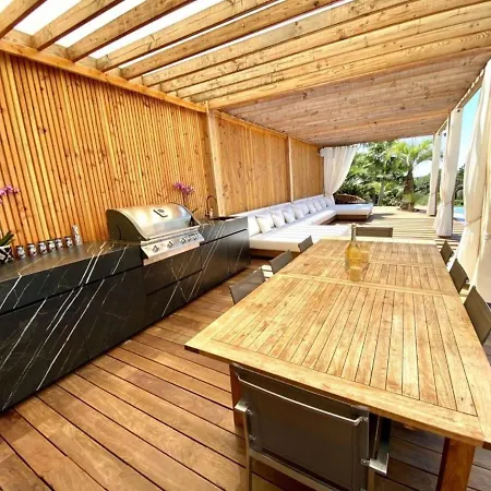 Contemporary With Luxurious Facilities 6 Bdr *